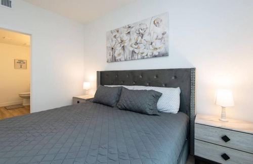 East Village Apartment | Rooftop Pool Retreat Near Petco Park and Convention Center