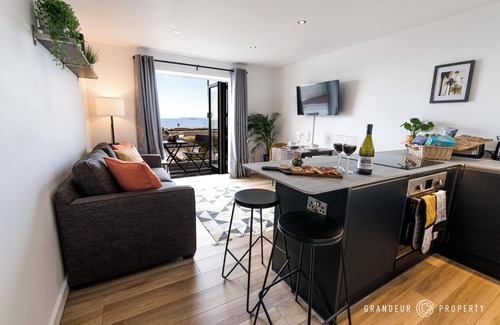 Southbourne House | Beachfront House with Balcony & Sea Views for Families