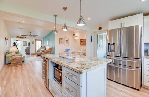 Breezeswept Beach Estates House | Lux Canal Front Home w/Dock, Near Looe Key – Fishing, Diving & Sunsets!