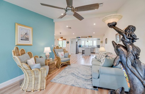 Breezeswept Beach Estates House | Lux Canal Front Home w/Dock, Near Looe Key – Fishing, Diving & Sunsets!