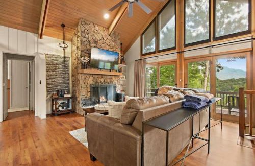 Seven Devils House | New Chalet with Breathtaking Views & Hot Tub Amenities