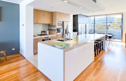 Docklands House | Stylish Docklands District 3-Level Townhouse with Free Parking