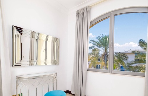 Palm Jumeirah Villa | Exquisite LUX Holiday Home - Frond E 1 with Pool & Breakfast