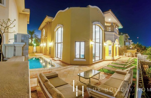 Palm Jumeirah Villa | Exquisite LUX Holiday Home - Frond E 1 with Pool & Breakfast