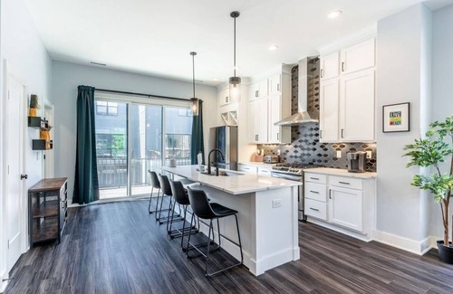 Westfield House | Guest Rated 10/10: Luxe Home Near Grand Park with Garage