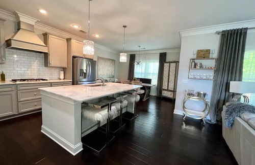 Auburn House | Prime Location House with Hot Tub - 10/10 Guest Rated