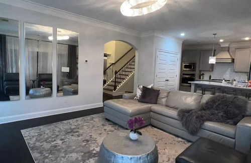 Auburn House | Prime Location House with Hot Tub - 10/10 Guest Rated