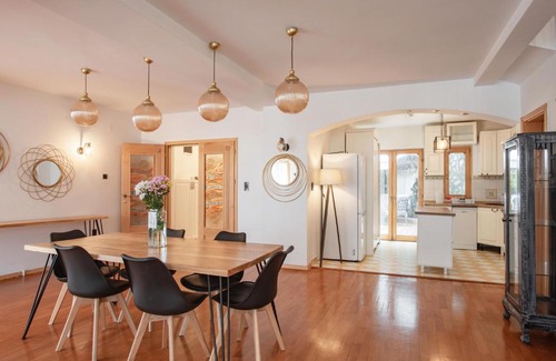 Centar Villa | Elegant House with Private Parking in Skopje - Guest Rated 9.5
