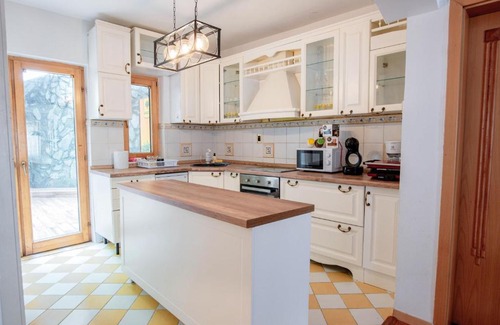 Centar Villa | Elegant House with Private Parking in Skopje - Guest Rated 9.5
