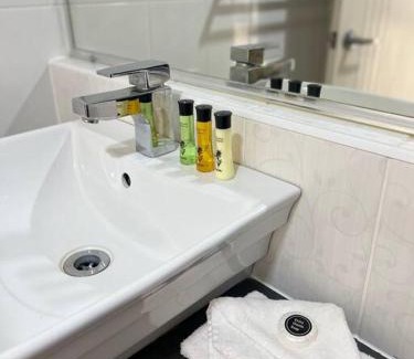 Bundaberg South Apartment | Comfort in Bundy: Wifi, AC, Netflix & Family-Friendly Stay