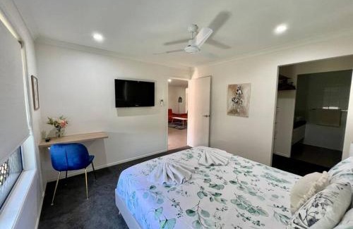 Bundaberg South Apartment | Comfort in Bundy: Wifi, AC, Netflix & Family-Friendly Stay