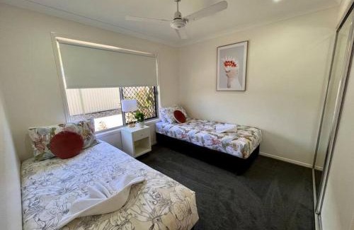 Bundaberg South Apartment | Comfort in Bundy: Wifi, AC, Netflix & Family-Friendly Stay