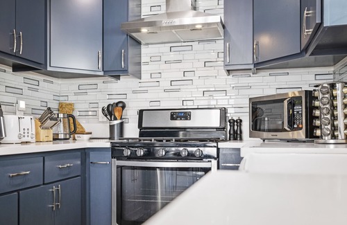 Panorama City House | Indulge in LA's Relaxing Oasis with Hot Tub & Gym