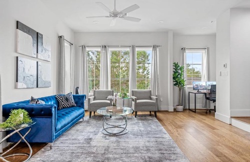 Greater East End House | Elegant East Downtown Rooftop with Private Chef & King Suite