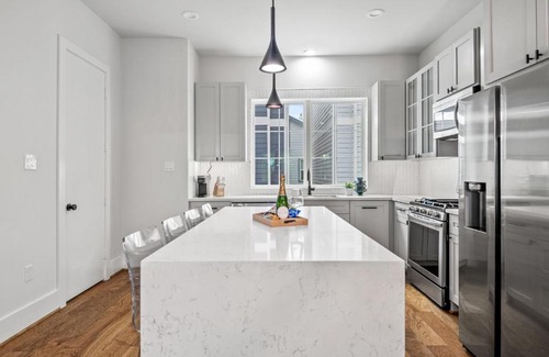 Greater East End House | Elegant East Downtown Rooftop with Private Chef & King Suite