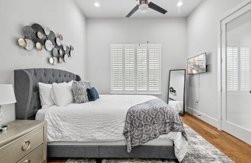 Greater East End House | Elegant East Downtown Rooftop with Private Chef & King Suite