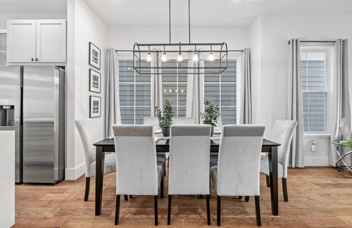 Greater East End House | Downtown Oasis: Rooftop & Chef Services Await Your Stay