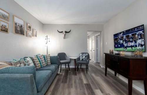 Central Arlington House | Modern Getaway with King Bed and ATT Stadium Views