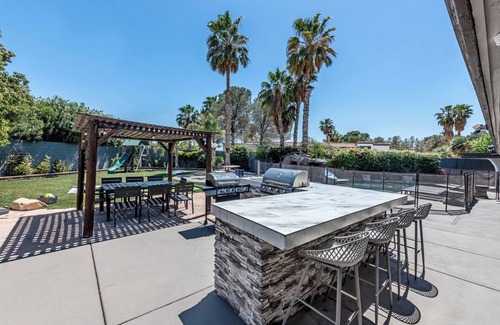 Canyon Gate House | Modern Villa in City Center with Pool, Spa & Game Room