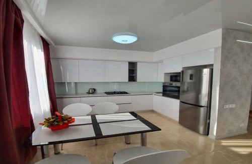 Dzerzhyns'kyi District Apartment | Pet-Friendly Haven: Lux New Apartment Rated 9.3/10