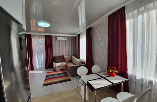 Dzerzhyns'kyi District Apartment | Pet-Friendly Haven: Lux New Apartment Rated 9.3/10