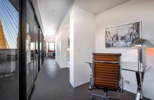 Pyrmont Apartment | Lux Pyrmont 1 Bed Apt - Parking & Pool Access