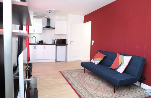 Le Bourget Apartment | Lux Red Rose - 15 Min To Paris & CDG