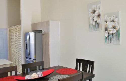 Discovery Bay House | Cozy Sea View Retreat at Camelot Village Discovery Bay