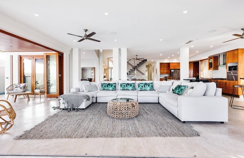 Mooloolaba Villa | Tranquil Tropical Haven Mooloolaba with Oceanfront Pool