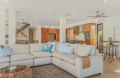 Mooloolaba Villa | Tranquil Tropical Haven Mooloolaba with Oceanfront Pool