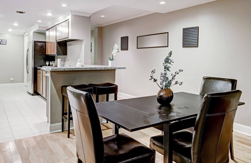 Houston Condo | Modern Uptown Galleria Highrise with City Views & Pool