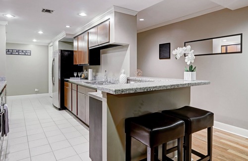 Houston Condo | Modern Uptown Galleria Highrise with City Views & Pool