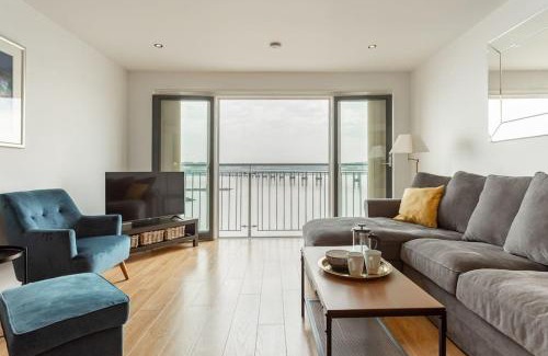 Dundee Apartment | Chic Waterfront 2-Bed Apartment - Steps from V&A