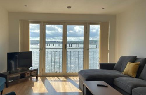 Dundee Apartment | Chic Waterfront 2-Bed Apartment - Steps from V&A