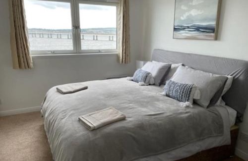 Dundee Apartment | Chic Waterfront 2-Bed Apartment - Steps from V&A