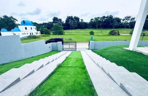 Alor Gajah Villa | Elegant Banseng Court with Inviting Pool Amenities