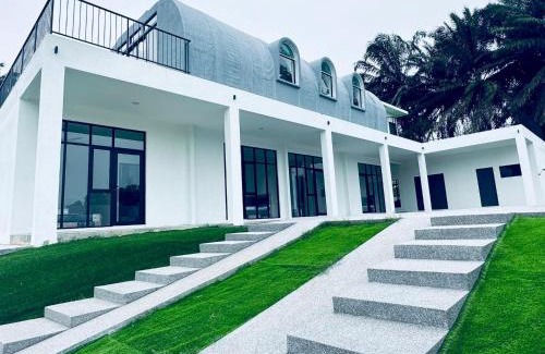 Alor Gajah Villa | Elegant Banseng Court with Inviting Pool Amenities