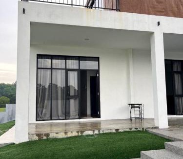 Alor Gajah Villa | Elegant Banseng Court with Inviting Pool Amenities