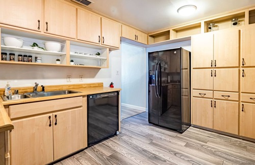 Carmichael Apartment | Top-Rated 2B in Sunny Carmichael with Pool & Netflix