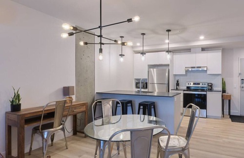Pointe-de-Sainte-Foy Apartment | Luxe 2BR Apt with Gym, Close to Parc Saint-Benoît