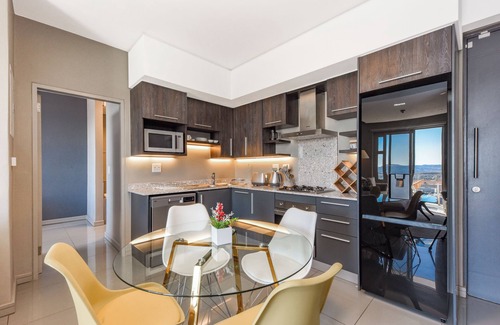 Greater Johannesburg Metropolitan Area Apartment | Luxe 2BR at The Tyrwhitt, Chic Rosebank Living