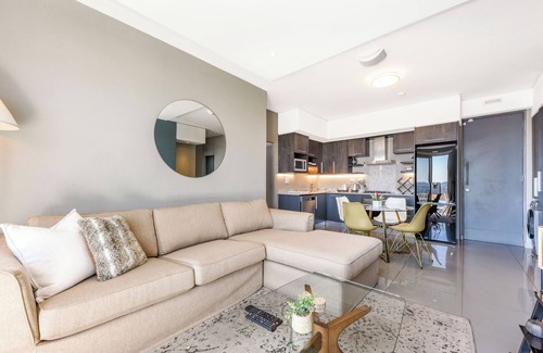 Greater Johannesburg Metropolitan Area Apartment | Luxe 2BR at The Tyrwhitt, Chic Rosebank Living