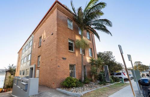 North Bondi Apartment | Coastal Retreat: 2BR Bondi Beach with Oceanfront Views