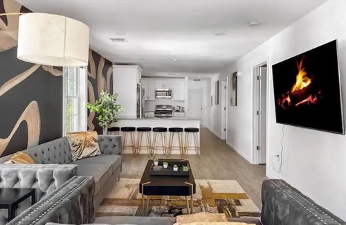 Downtown House | Spacious 3 Bd Hotel with King Beds and High-Speed Wi-Fi