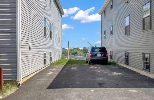 Downtown House | Spacious 3 Bd Hotel with King Beds and High-Speed Wi-Fi