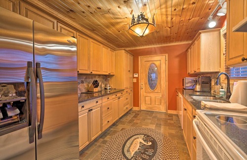 Butler House | Cozy '3 Bears Cabin' by Watauga Lake - Spa & Kayaks!