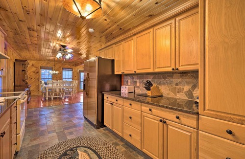 Butler House | Cozy '3 Bears Cabin' by Watauga Lake - Spa & Kayaks!