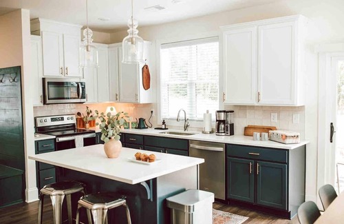 Athens House | Stunning 3BR Home Steps from Sanford Stadium & UGA