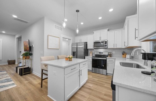 Durham House | Luxe 3BR Near Duke, DPAC, NCCU & Downtown Durham with Free Parking and Fast WiFi