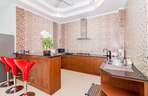 South Pattaya Villa | Premier Tewaree Villa: Pet-Friendly Oasis by Pattaya Beach